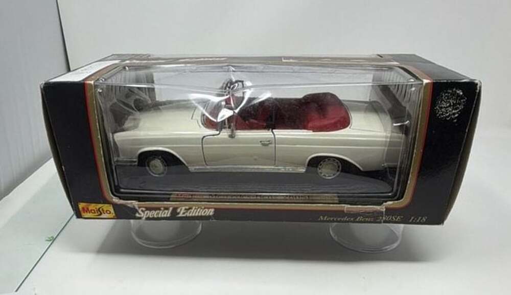 Maisto Special Edition 1:18 Scale 1966 Mercedes-Benz 280SE Diecast Model Car Whi